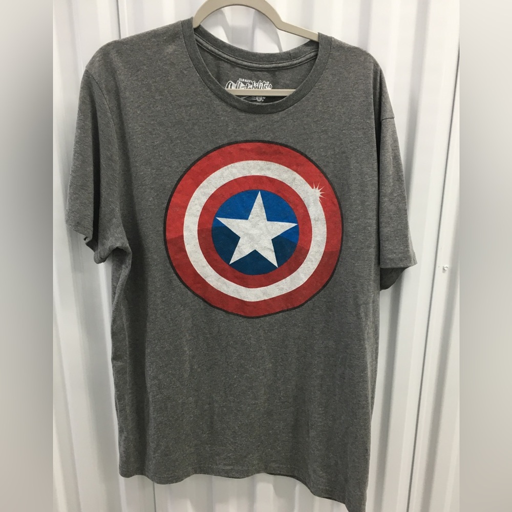 ‼️CLOSING SALE EVERYTHING MUST GO‼️
New Like Old Navy Captain America Tee